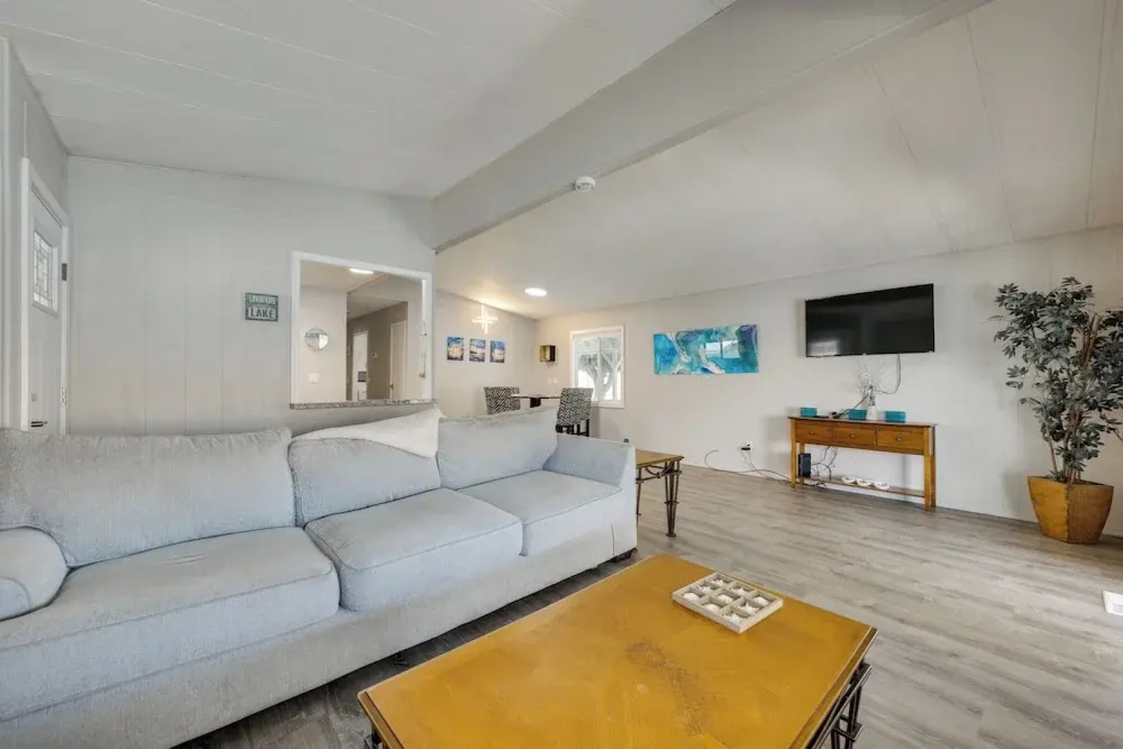 Colorado River Views: Waterfront Bullhead Home