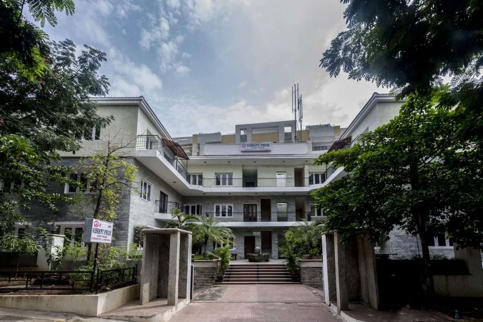 FabHotel Vibrant Jubilee Hills