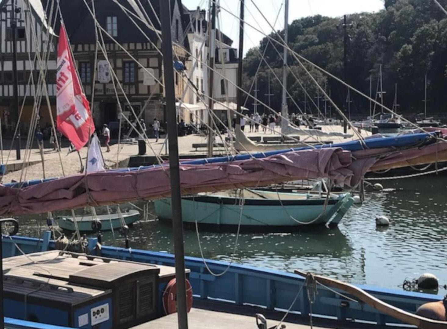 IDÉAL- En plein milieu du PORT de ST GOUSTAN à AURAY- Grand T2 - 50M2 -Belle Terrasse