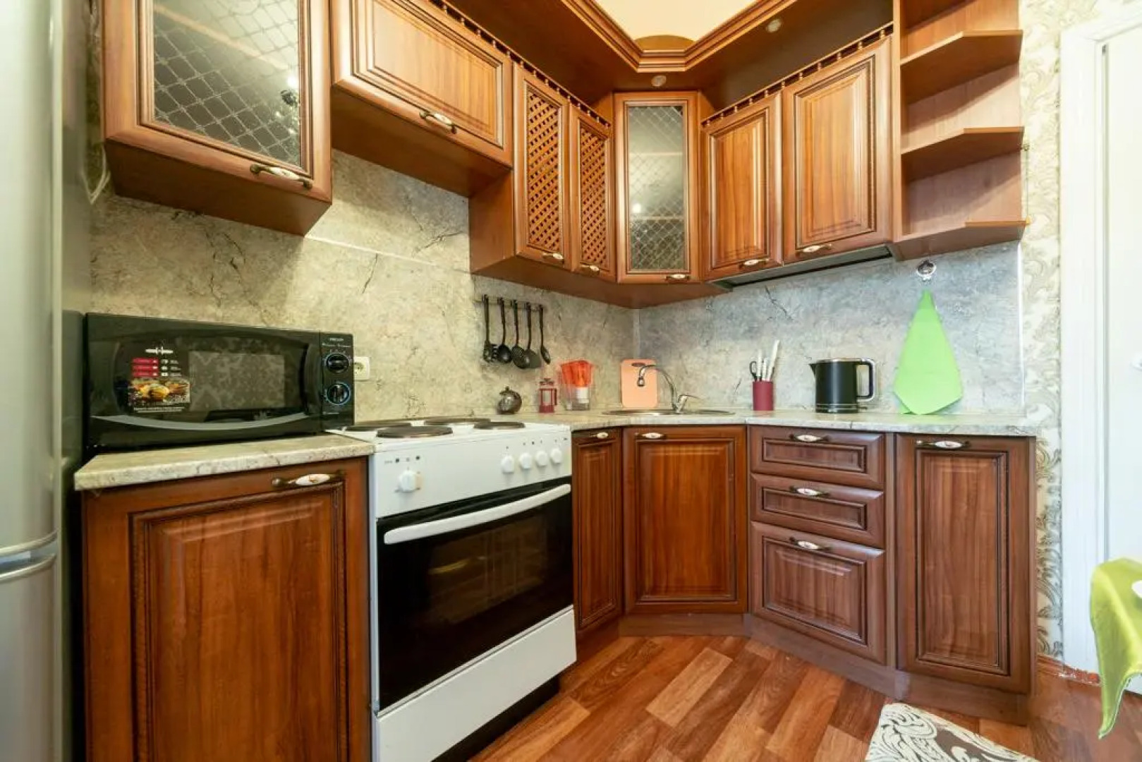 Пять звезд на Мира 94