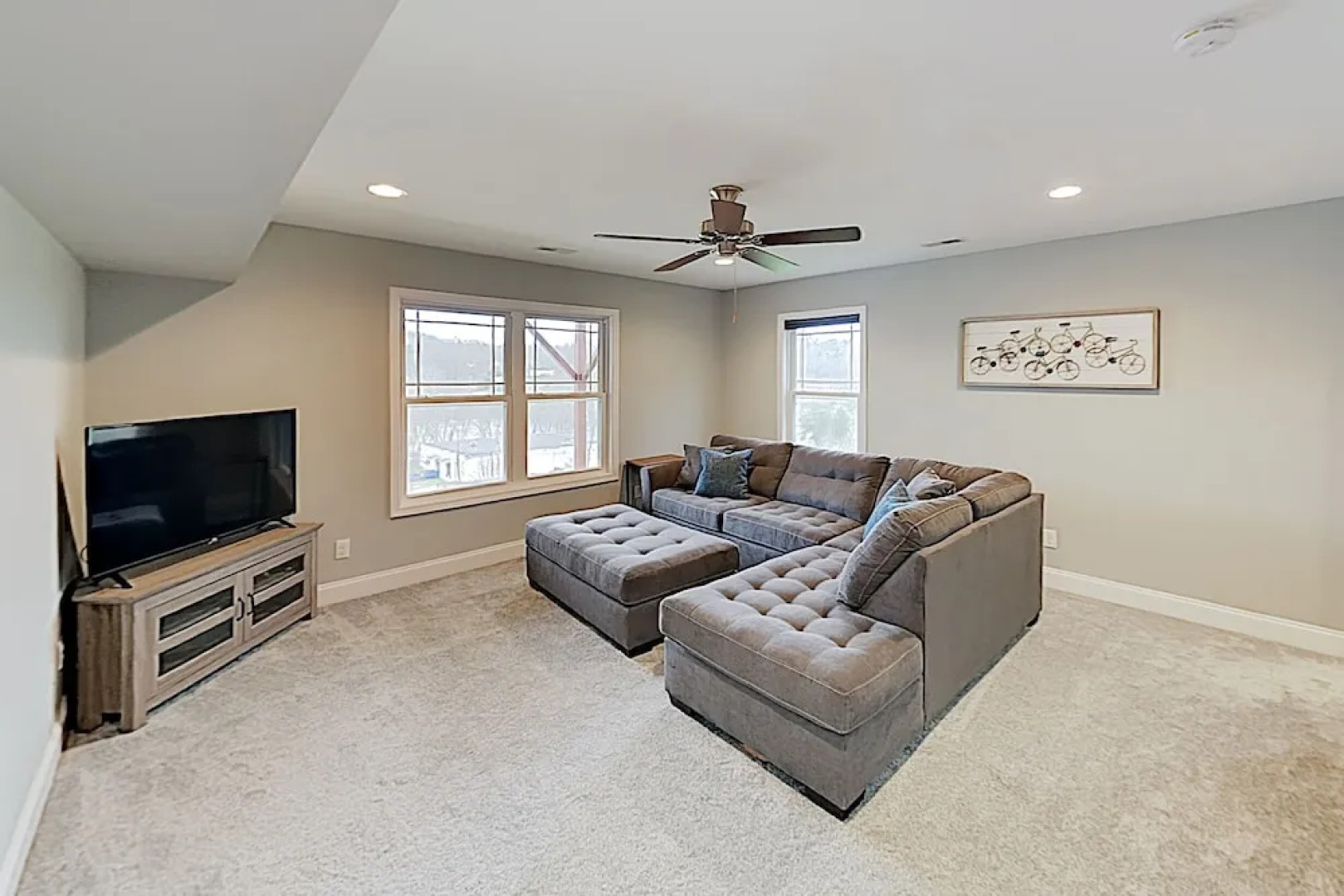 River-view Deck & Hot Tub! Minutes To Downtown 3 Bedroom Home