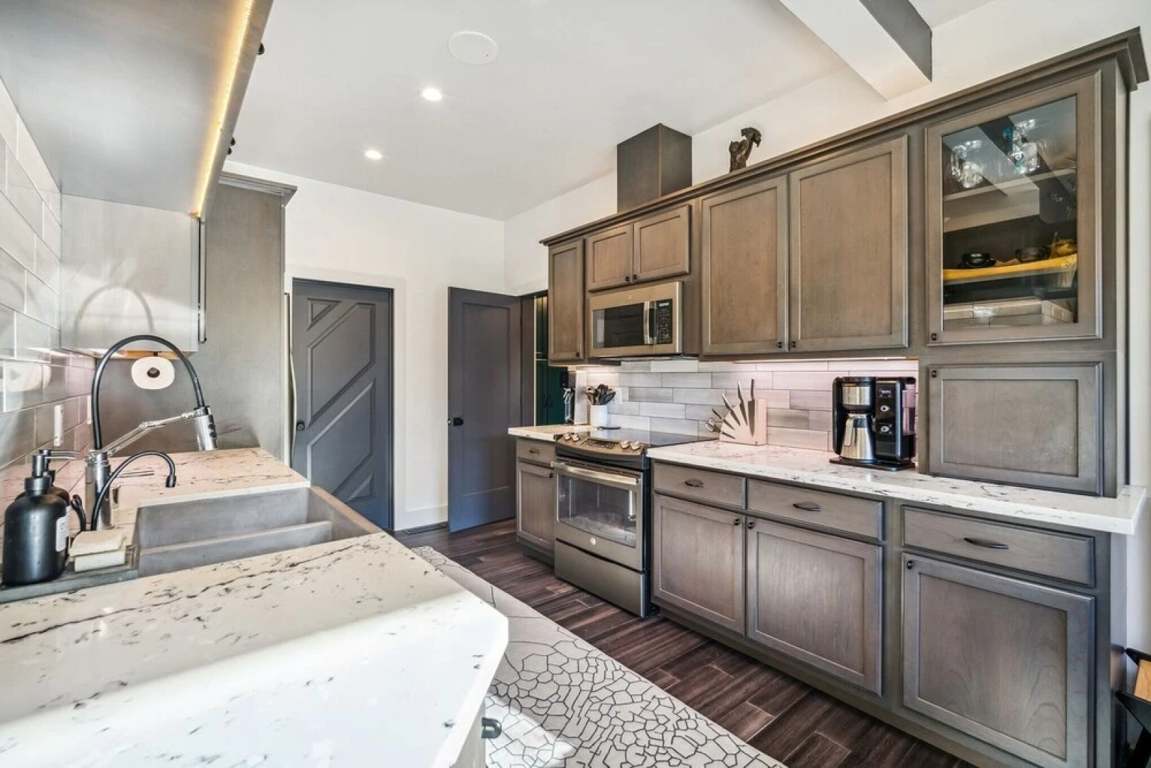 Pet’s FREE! Modern luxury steps from Russian River by Redawning