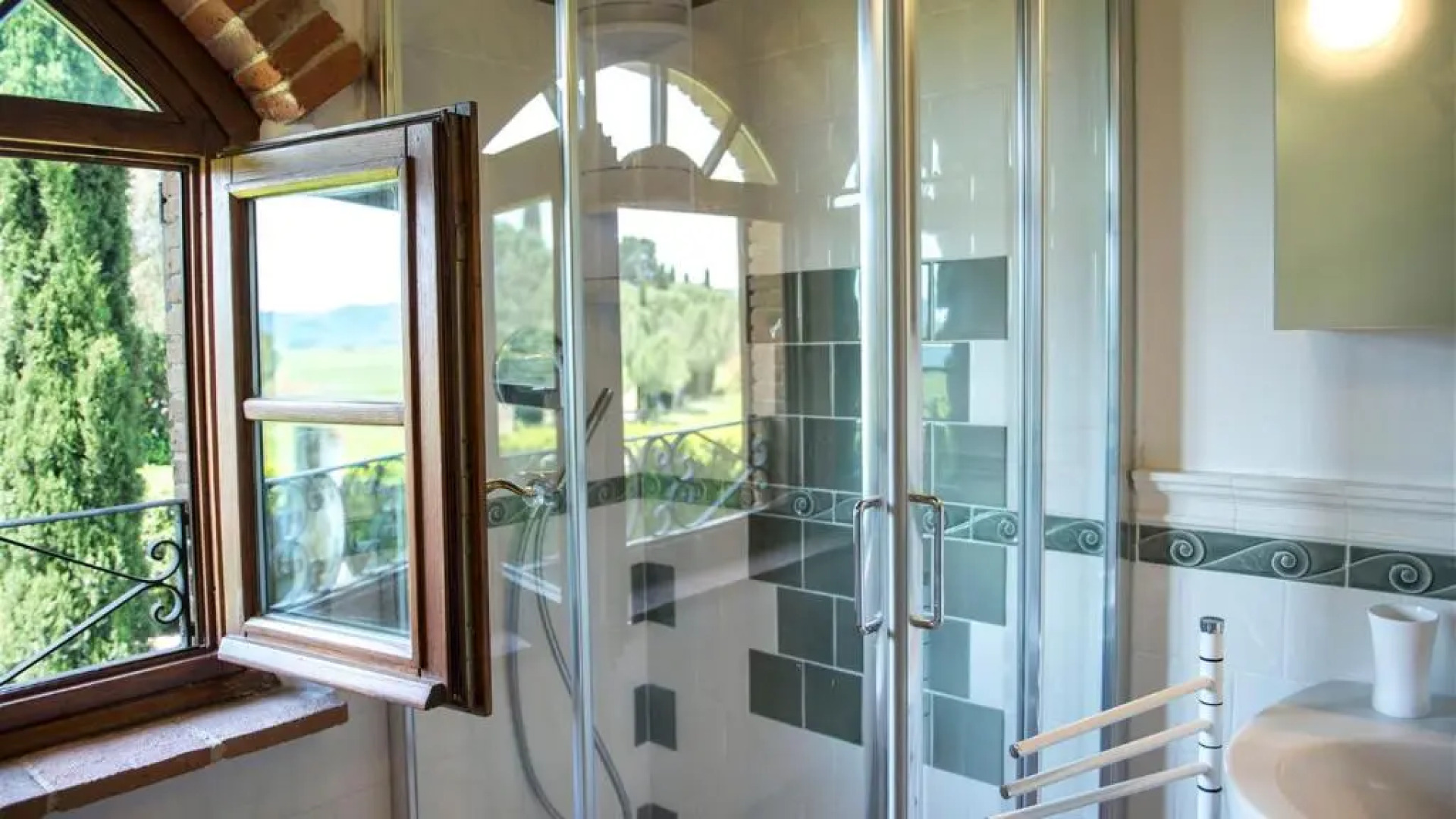 LA MAGIA 8&2, Emma Villas