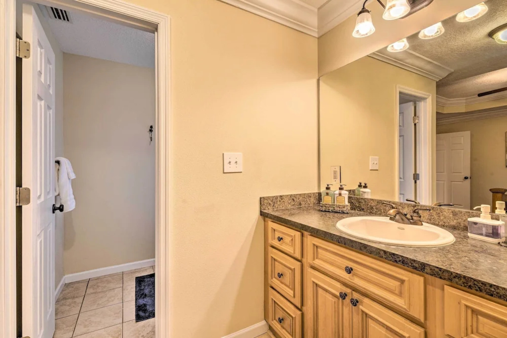 'honey's Hideout' < 1 Mile to River Access!