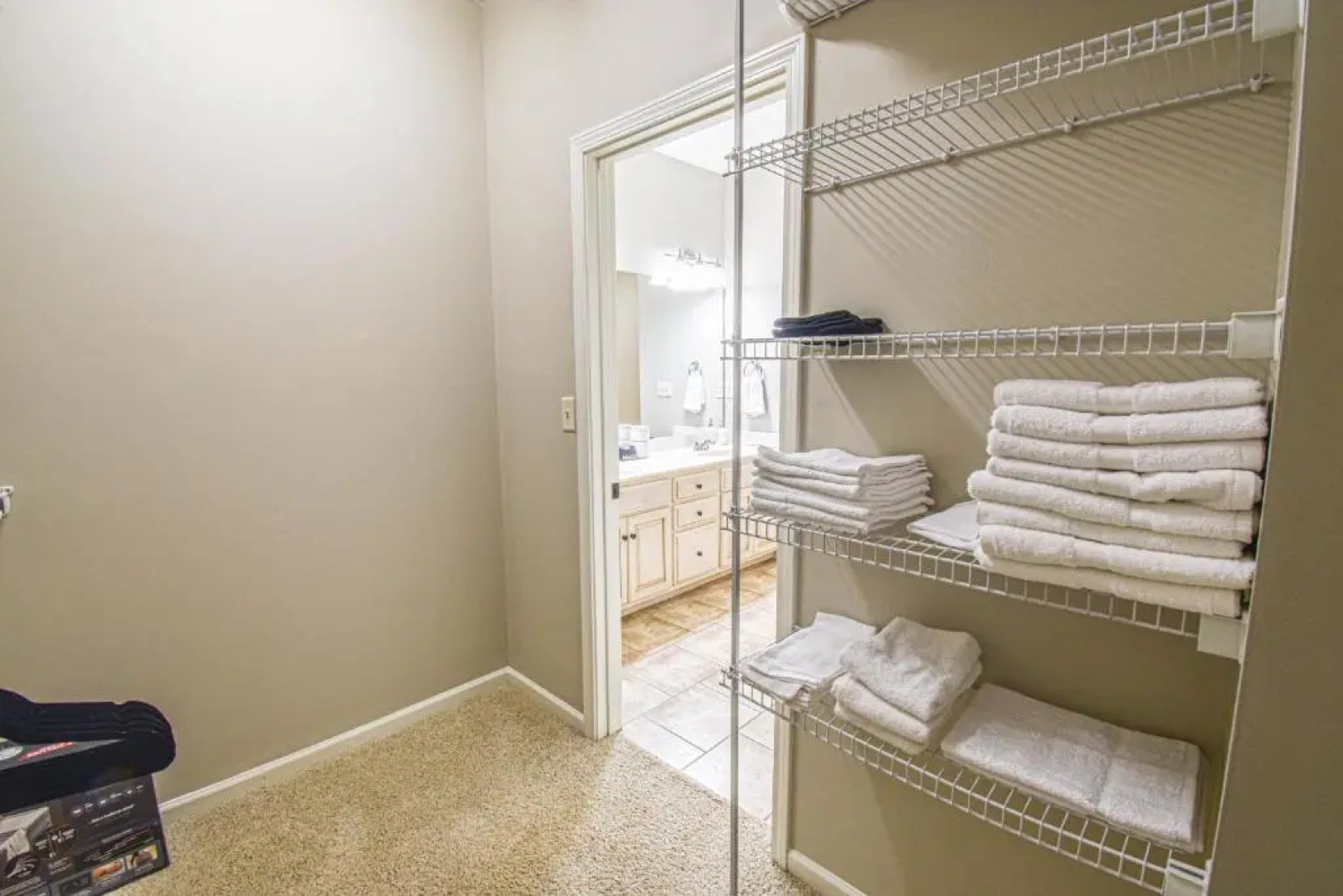 The Crimson Retreat Only 5 Miles to the Stadium BBQ Coffee Games