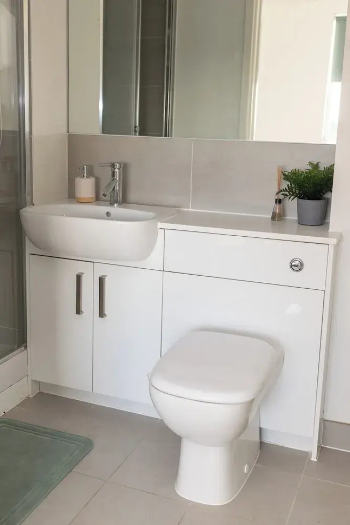 Stylish 2BR Apartment, Town Centre, Free Parking