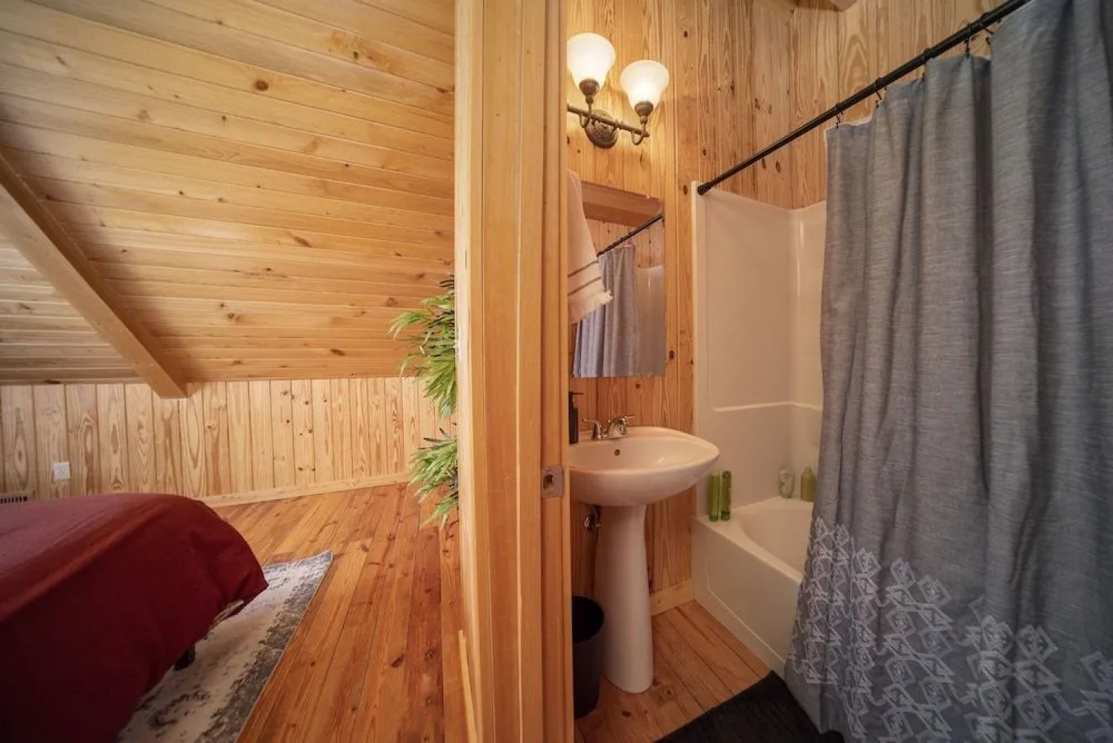 Innsbrook Cabin 4 Bedroom Cabin by RedAwning