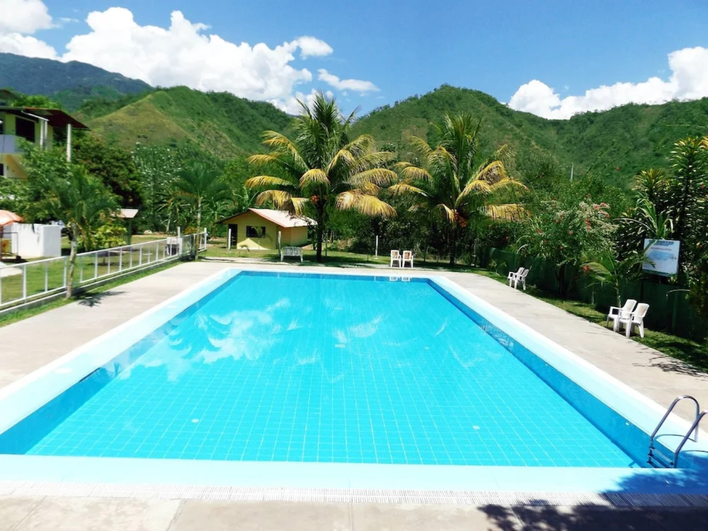 El Tirol Hotel y Piscinas
