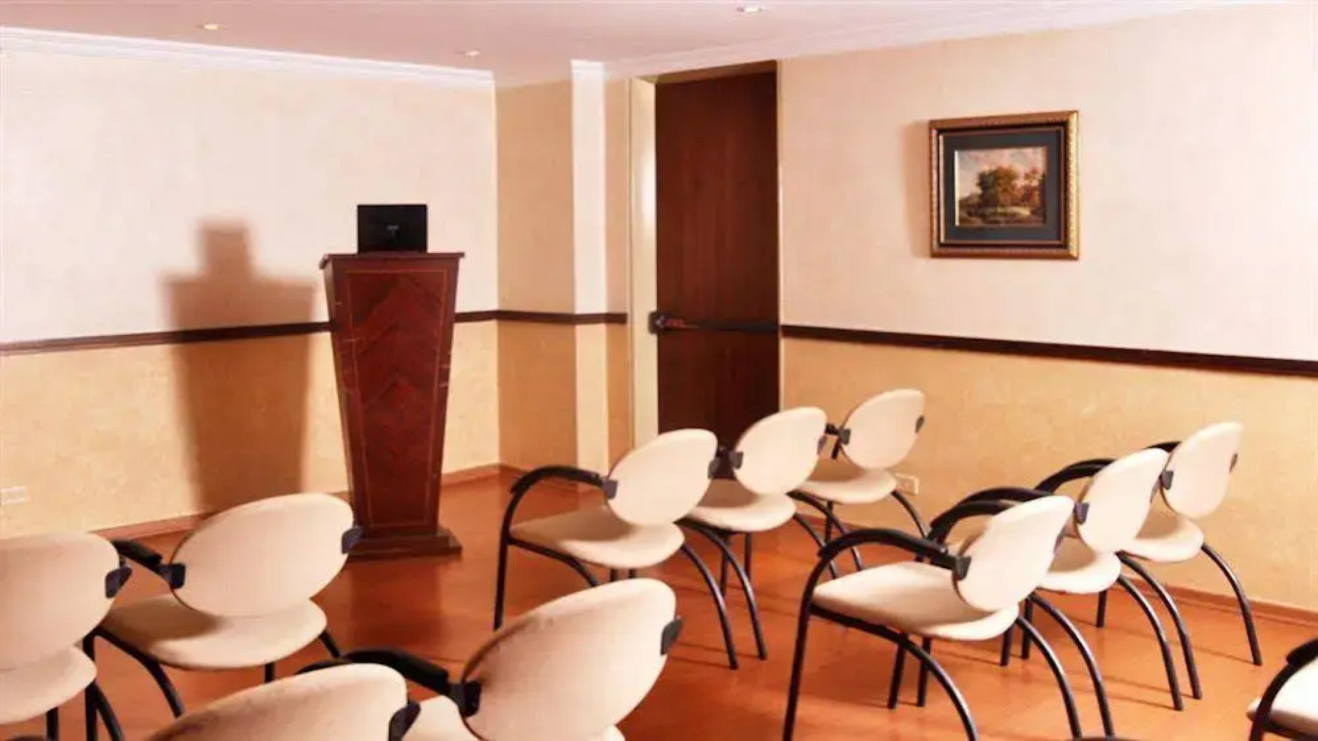 La Colina Suites Hotel