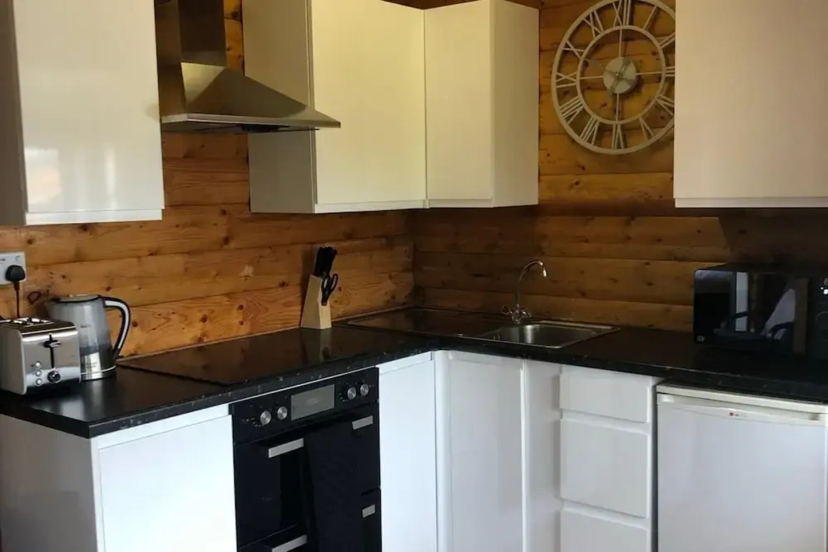 Snowdonia Log Cabin-sleeps 4-garden-pets