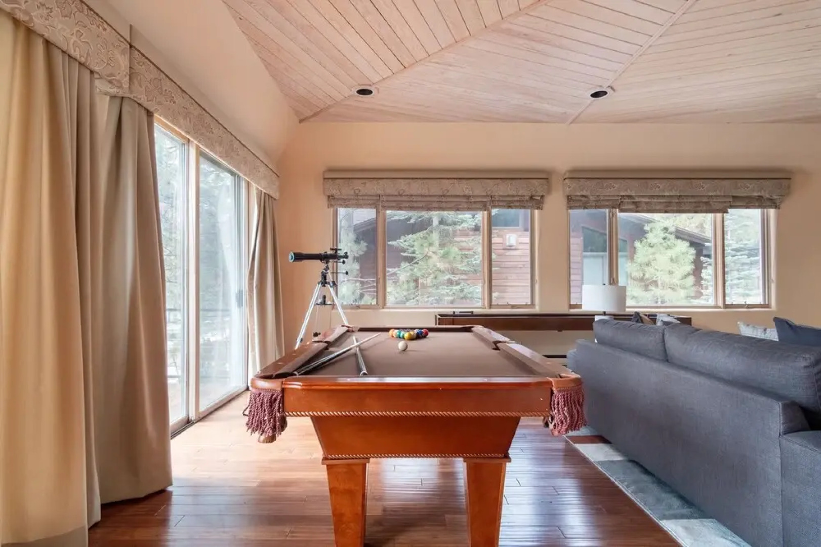 Ponderosa by Avantstay Spacious Cabin w/ Large Deck & Hot Tub 10min to Mtn