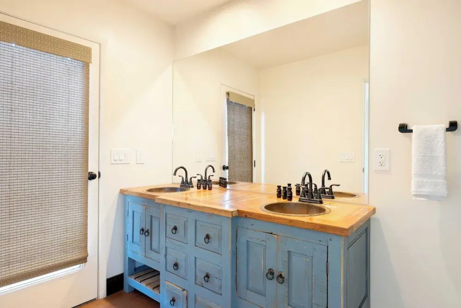 Sleeps 20! Architectural Mansion w/ Pool, Indoor Tennis Court, Game Room Starlight Estate by Avantstay