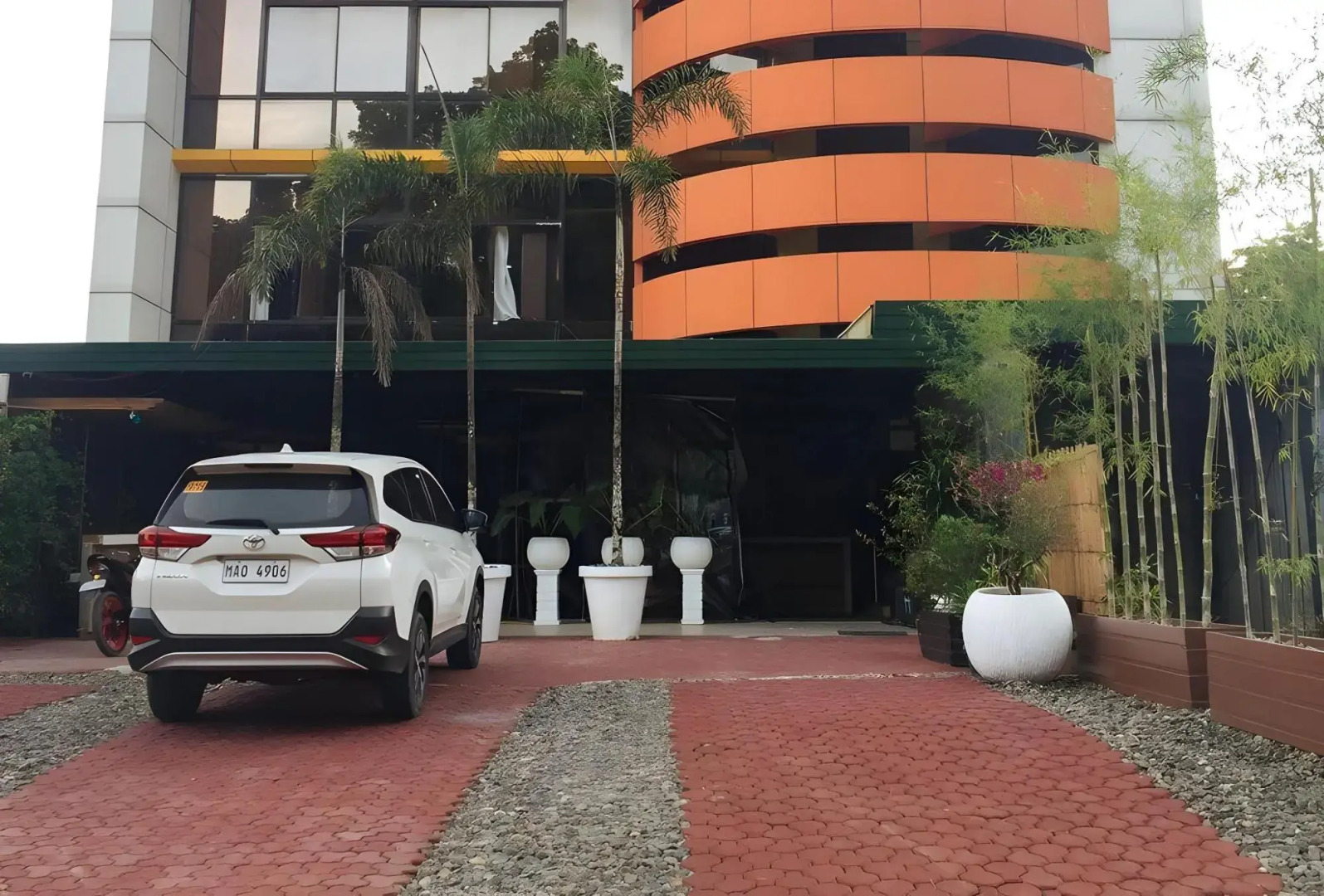 RedDoorz Plus @ ABC Landmark Hotel