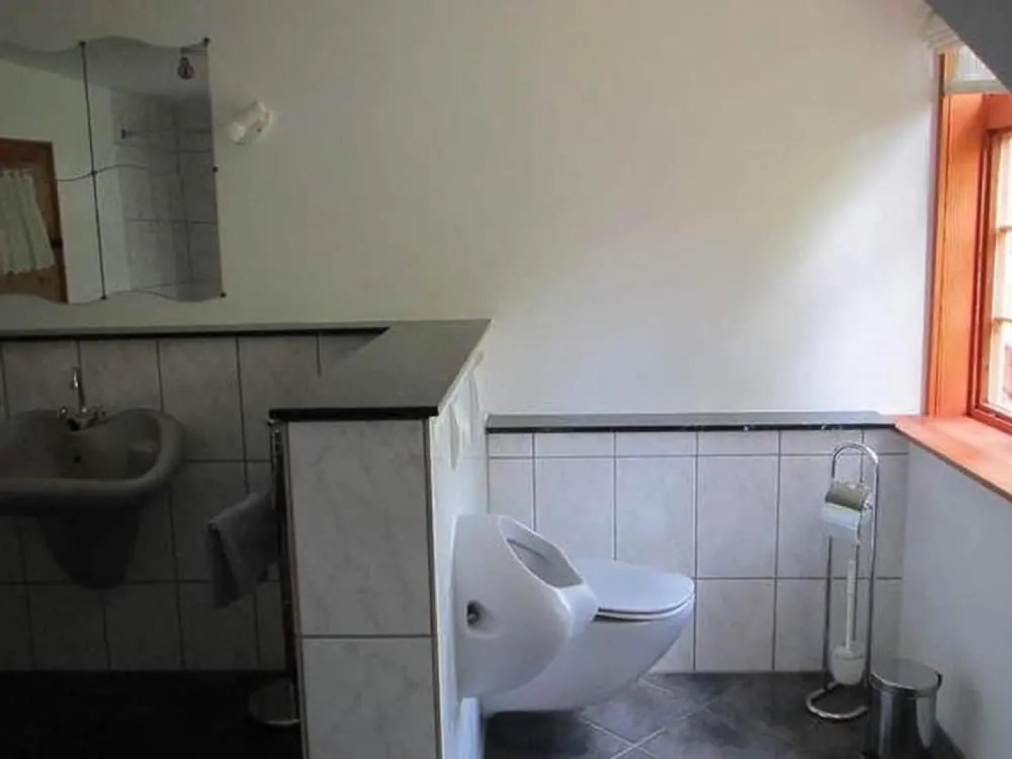 Spacious Apartment With Garden