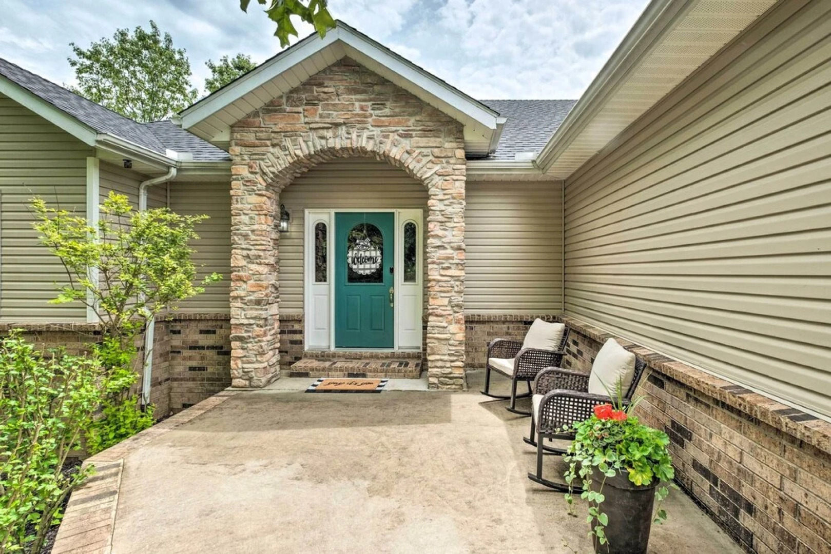 Bella Vista Home w/ Yard: Half Mile to Trails!