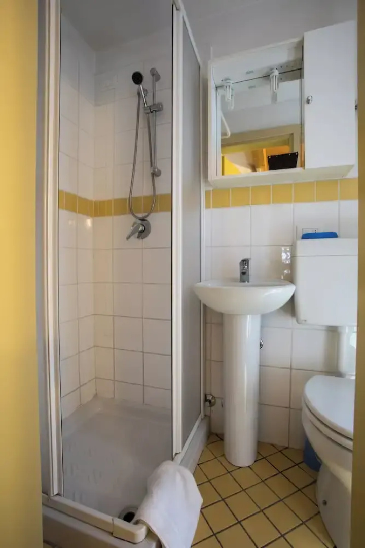 Blue Flat With Shared Pool and Private Garden Near Salò