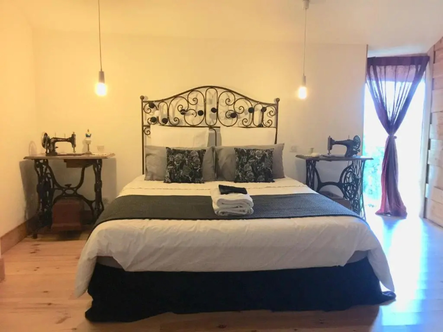 Magnificent Renovated Farmhouse - 10 Min A7 -