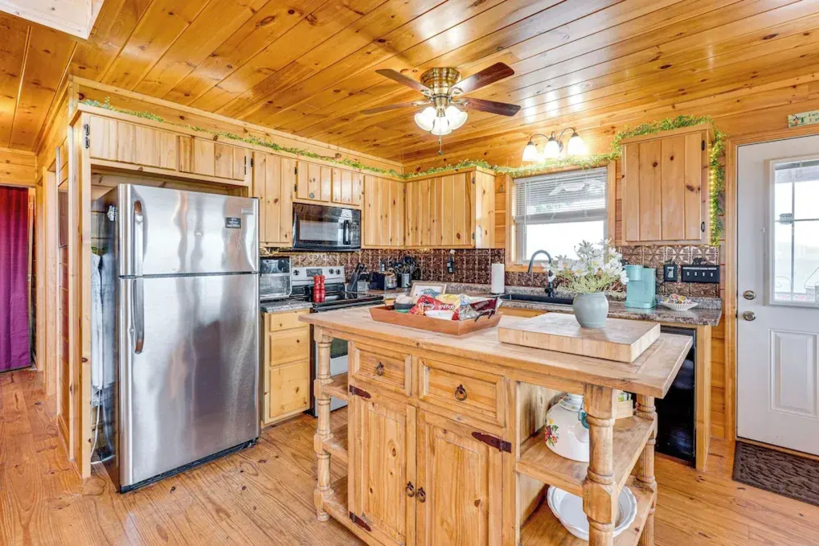 Mtn-view Cabin: Deck & Pets Welcome in Murphy