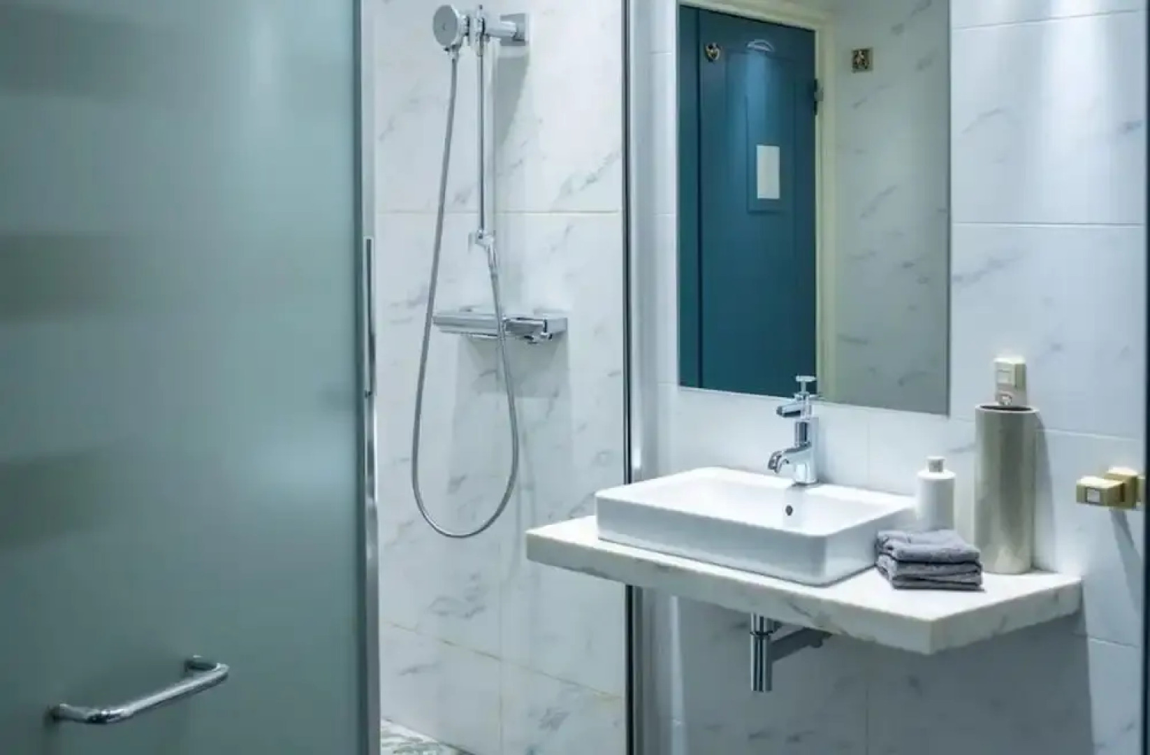 Eivissa Beachfront Gem - Modern 2BR Apartment