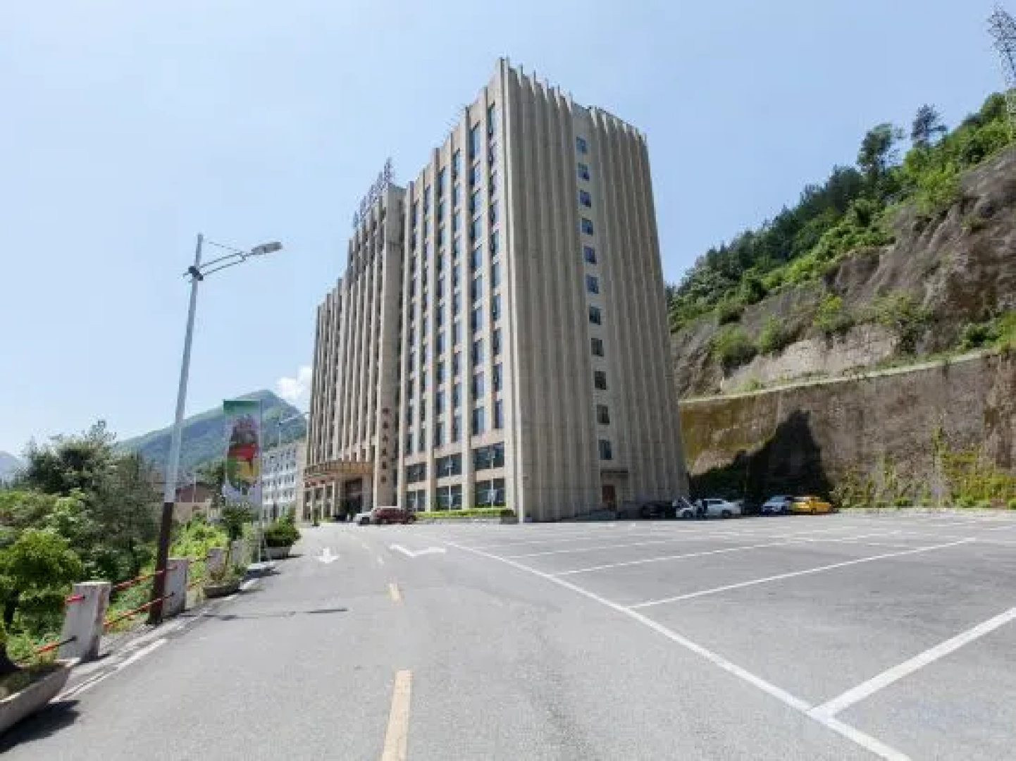 Shennongjia Auspicious Clouds Building Forest Hotel