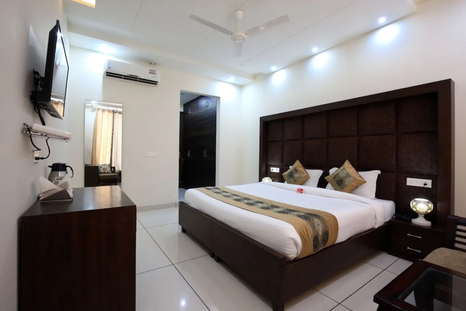 OYO 4897 Hotel The 13een