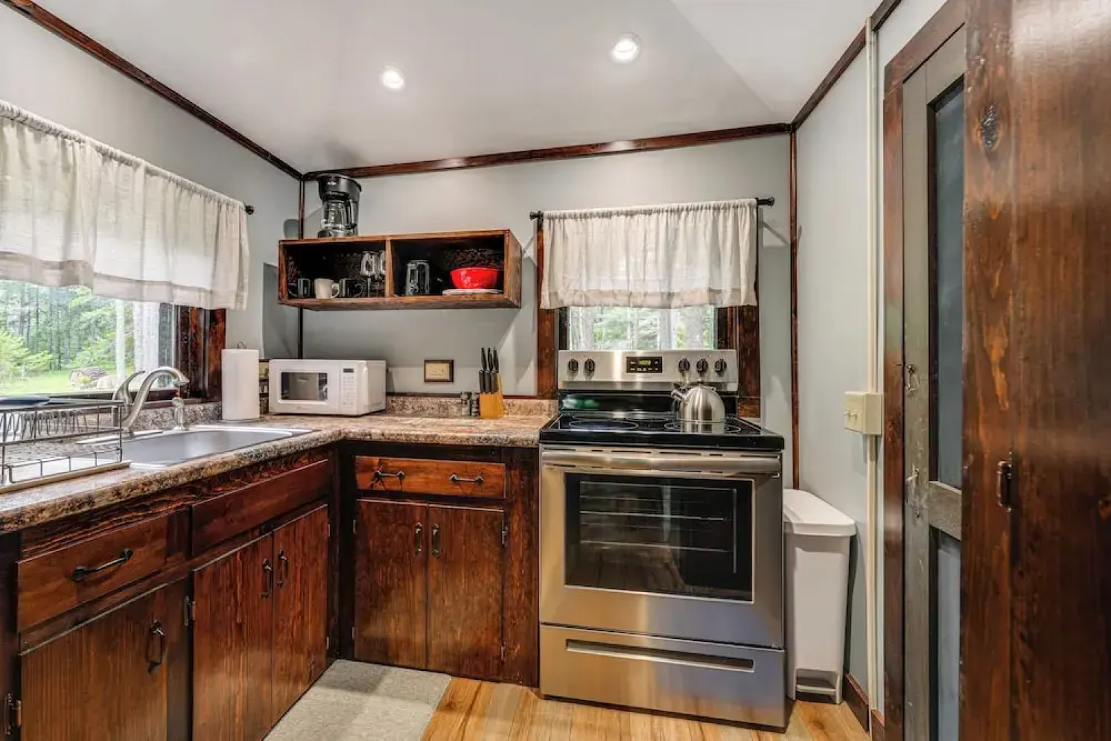 Walk to Barrett's Park: Wooded Cabin w/ Grill!