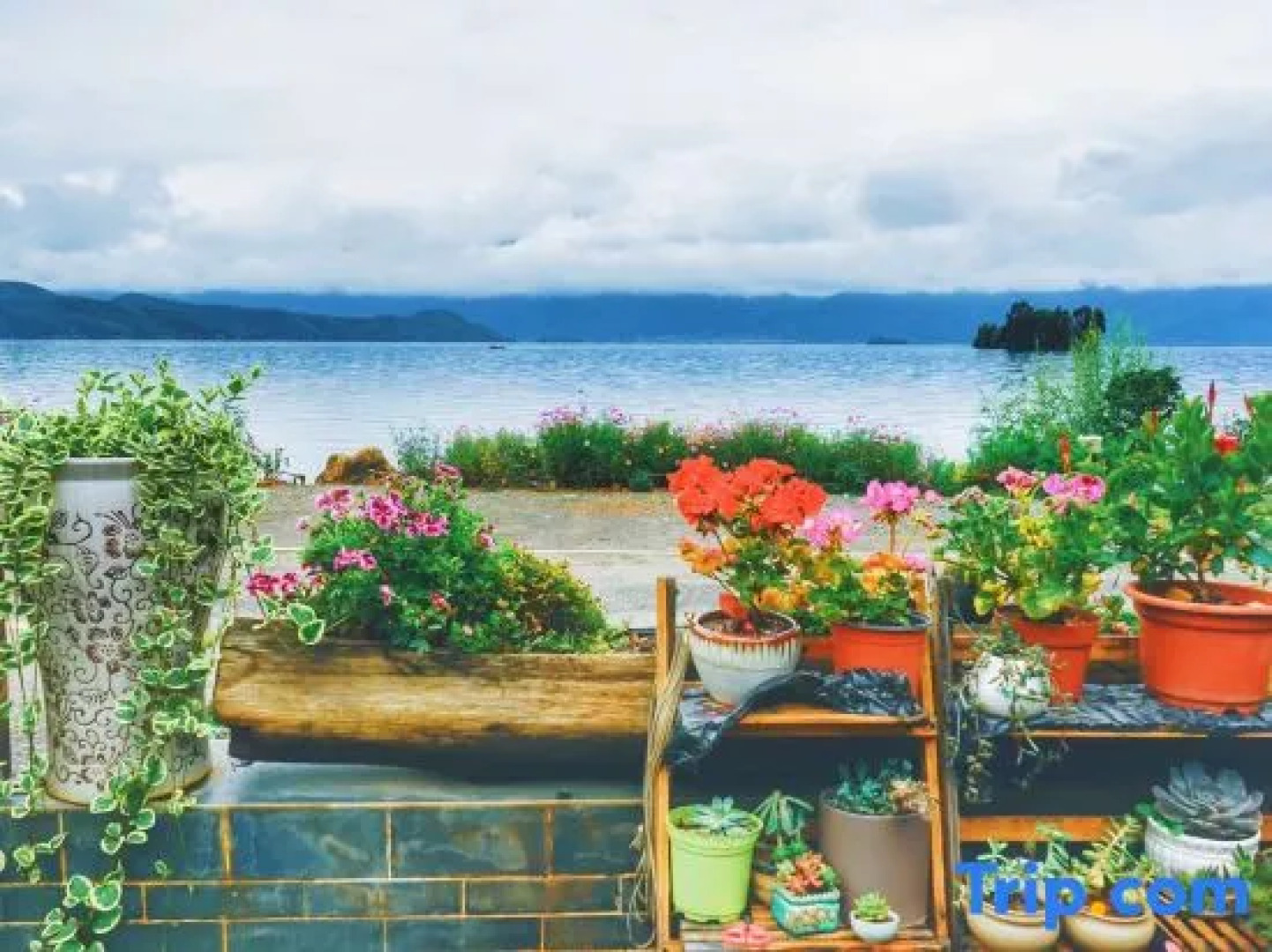 Lugu Lake Cloud - Sea Stacked Courtyard