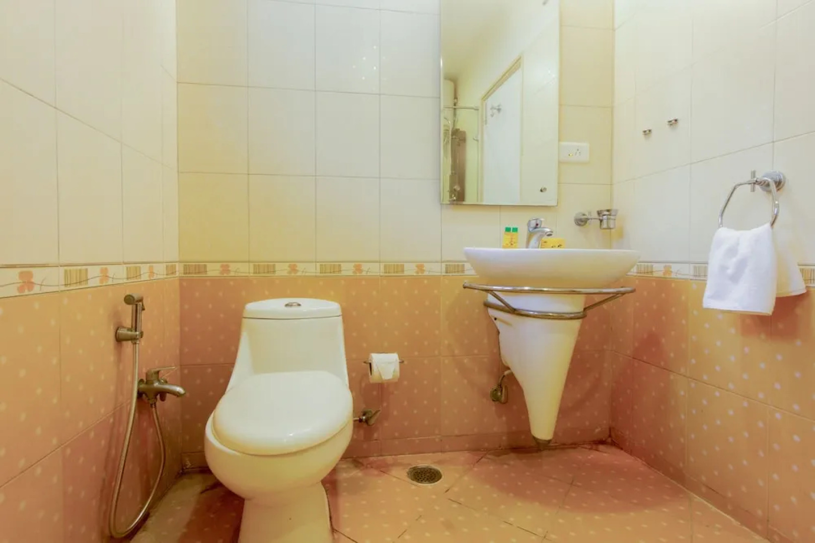 FabHotel Vibrant Jubilee Hills