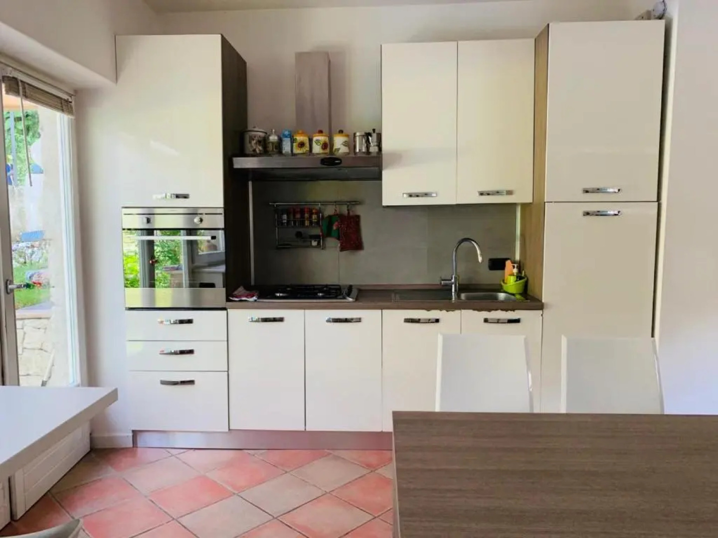 Appartamento con veranda, giardino e piscina