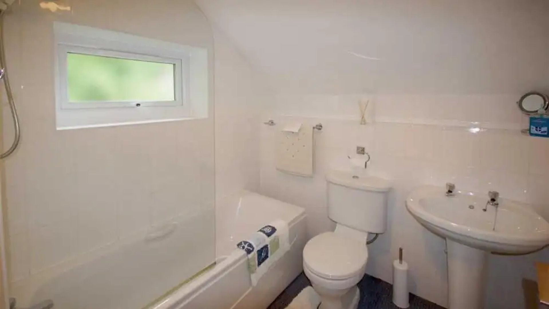 Eryl cottage in Rowen