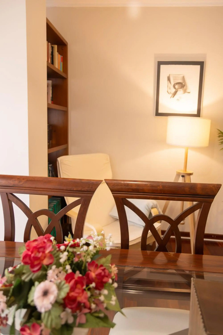 Apartamento completo, amplio, muy iluminado y con plaza de garaje incluida.