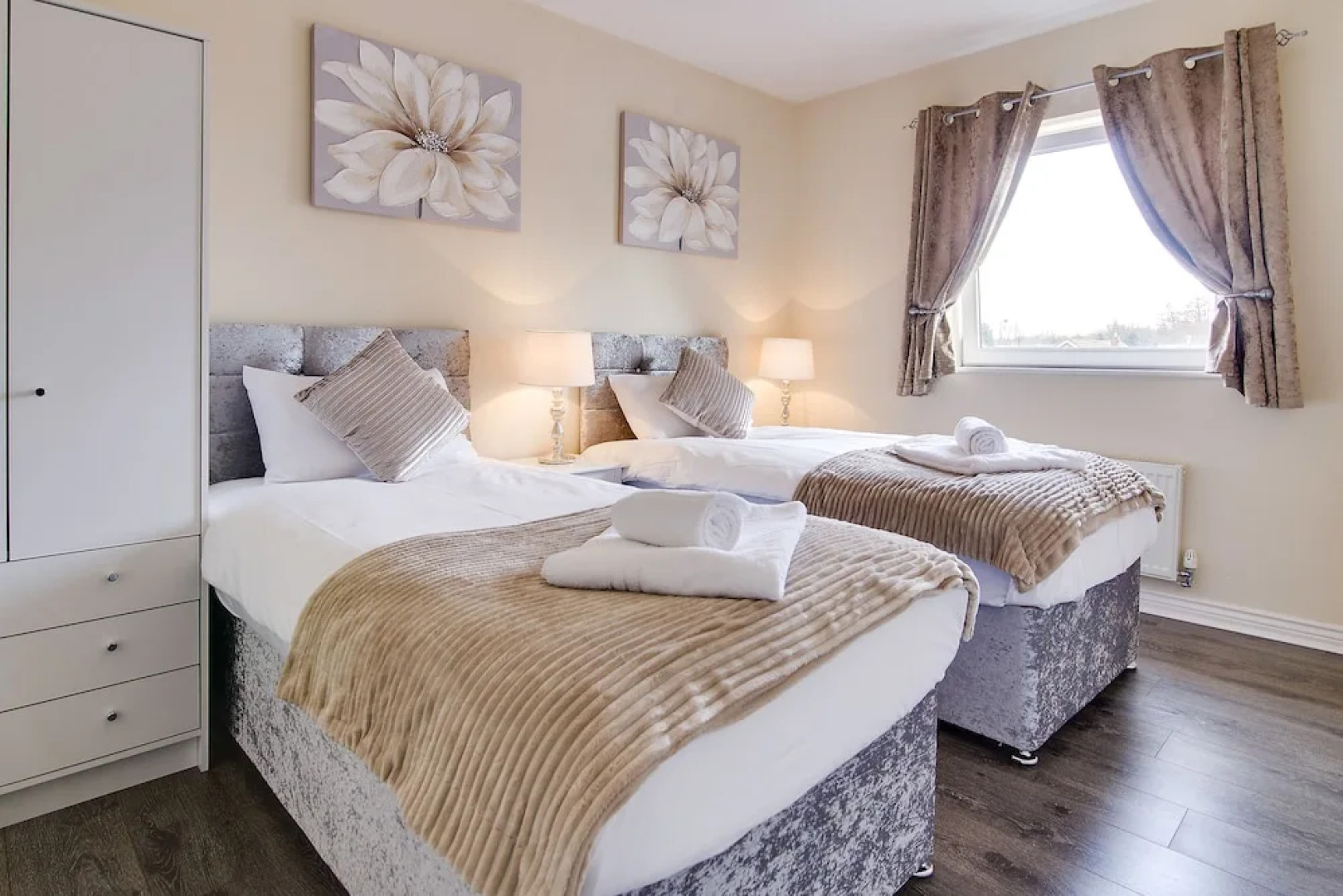 Luxury Two Bed Apartment With Parking - Wolverhampton