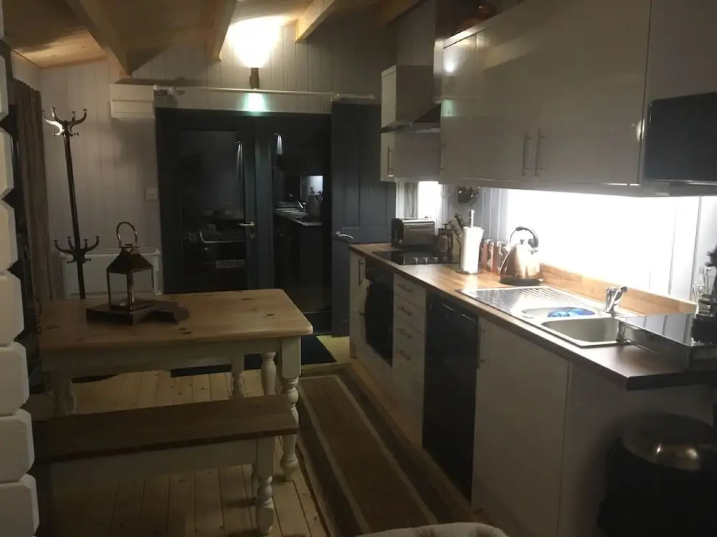 Secret Lodge by Cardiff Holiday Homes