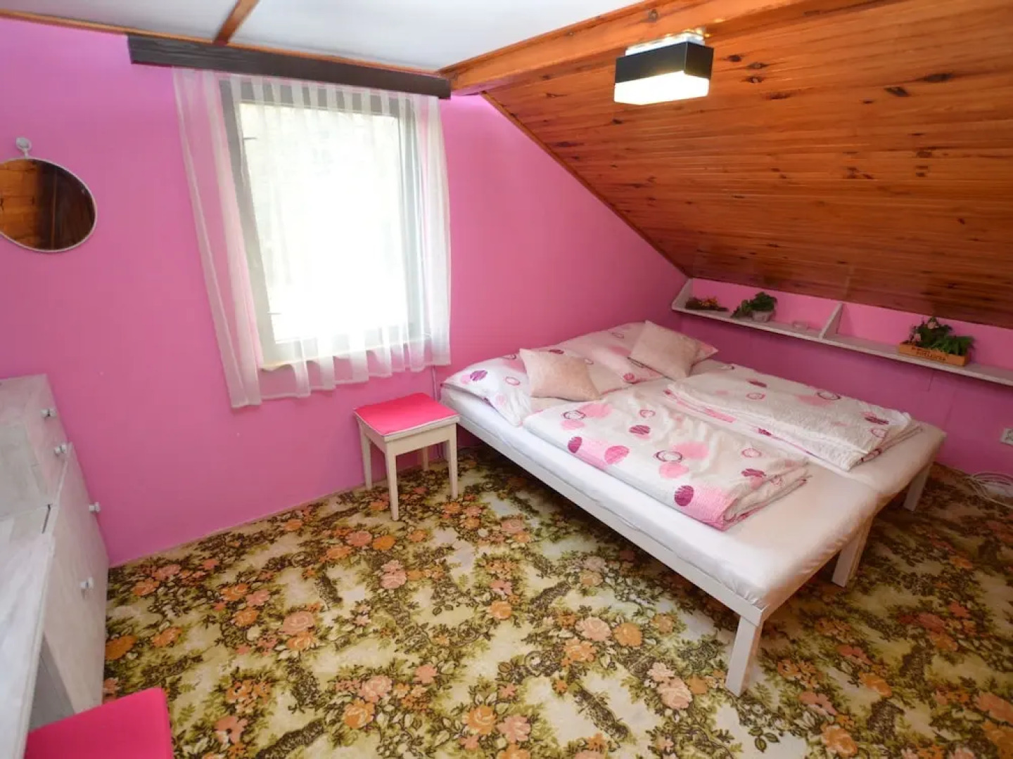 Cozy Chalet in Pilsen With Swimming Pool, Garden, Balcony