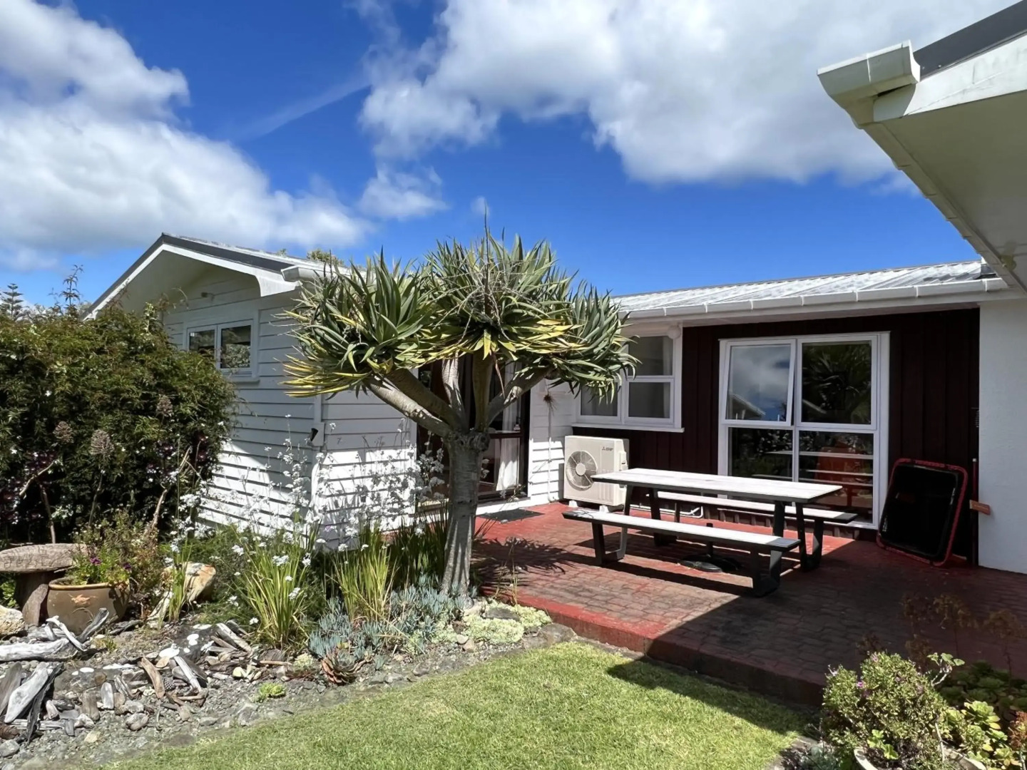 Tranquility Base - Waikanae Beach Holiday Home
