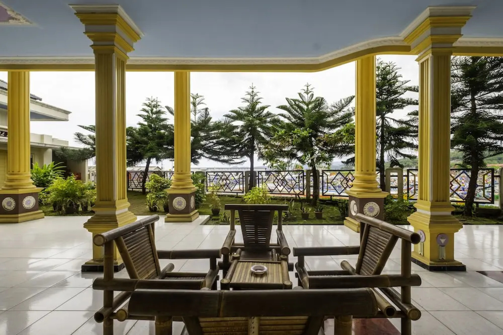 SPOT ON 1896 Hotel Mahkota Pantai