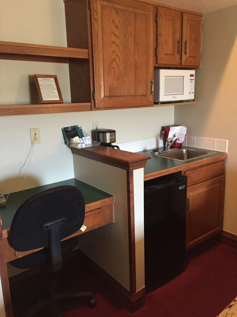 Hilltop Inn & Suites