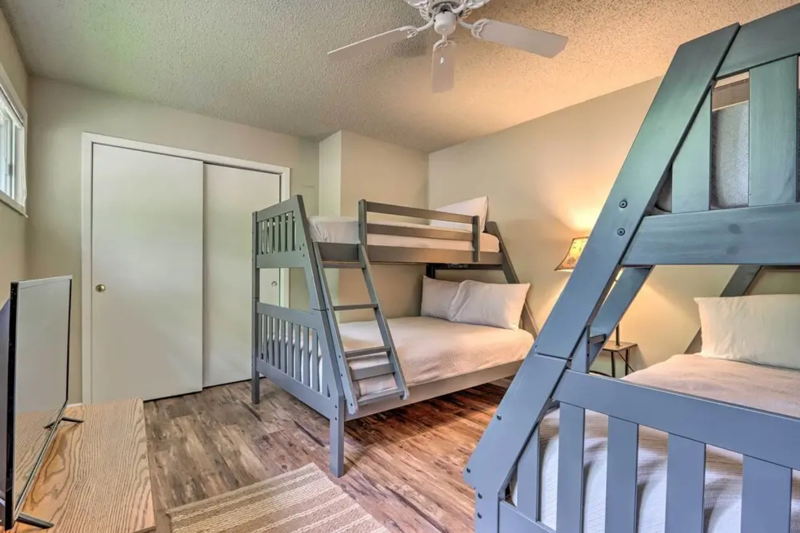 Lakefront Haven: Family-friendly Sunrise Beach Gem