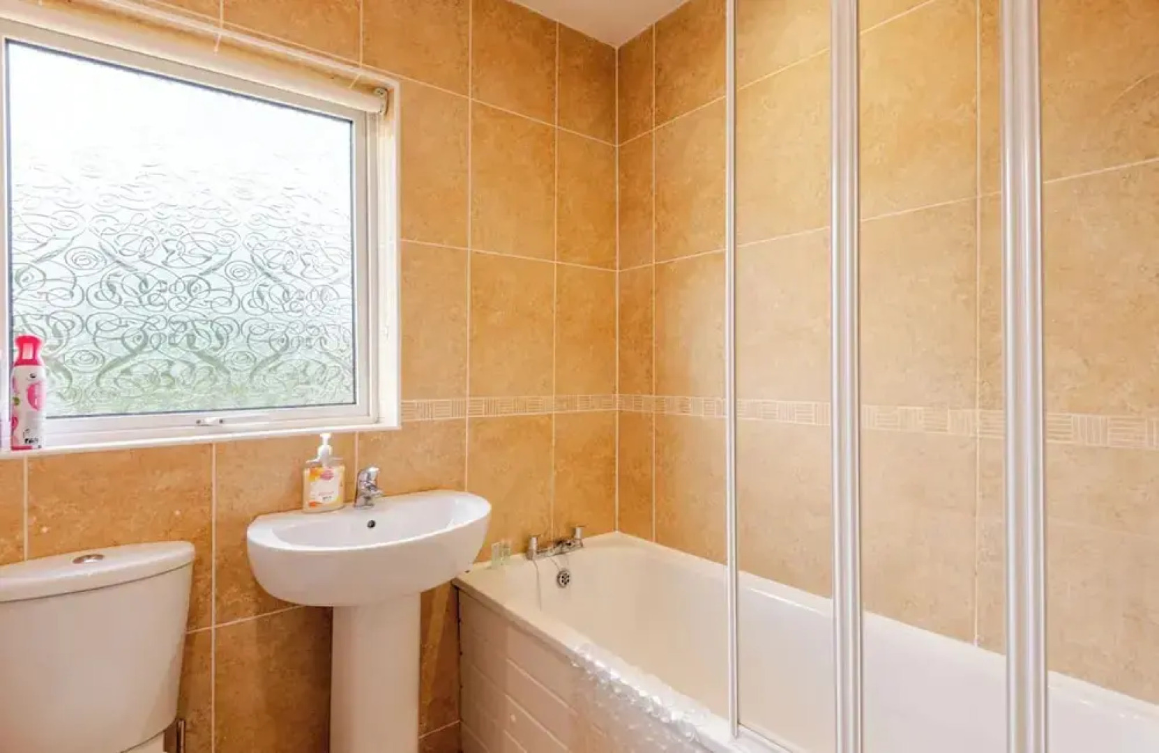 4 bed House - Private Garden - Free Parking