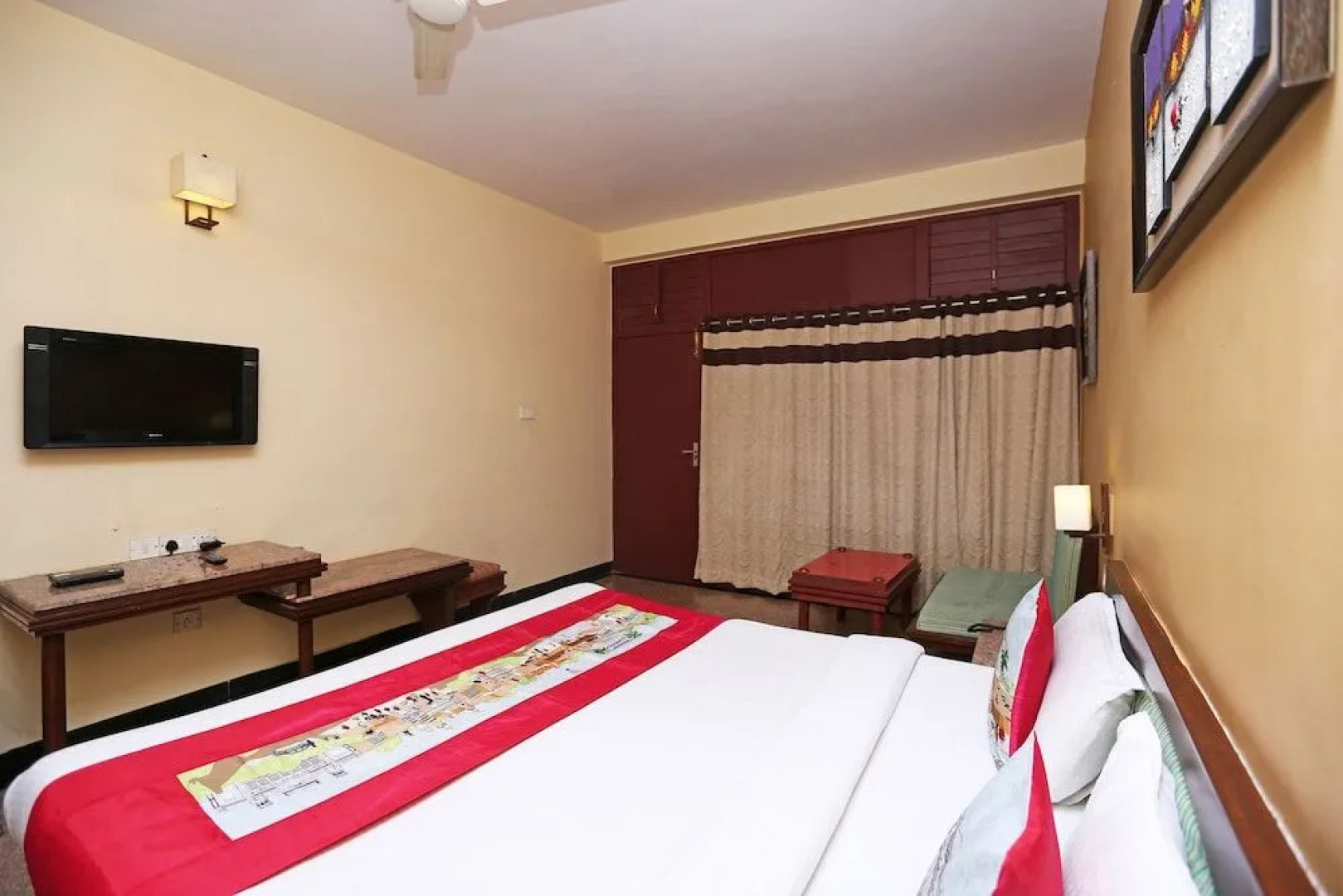 OYO 8600 Hotel Deepali Executive