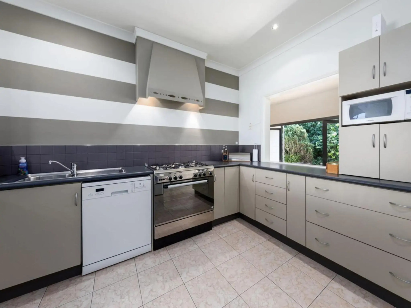 THE BEACH HOUSE Gerroa 4pm check out Sundays