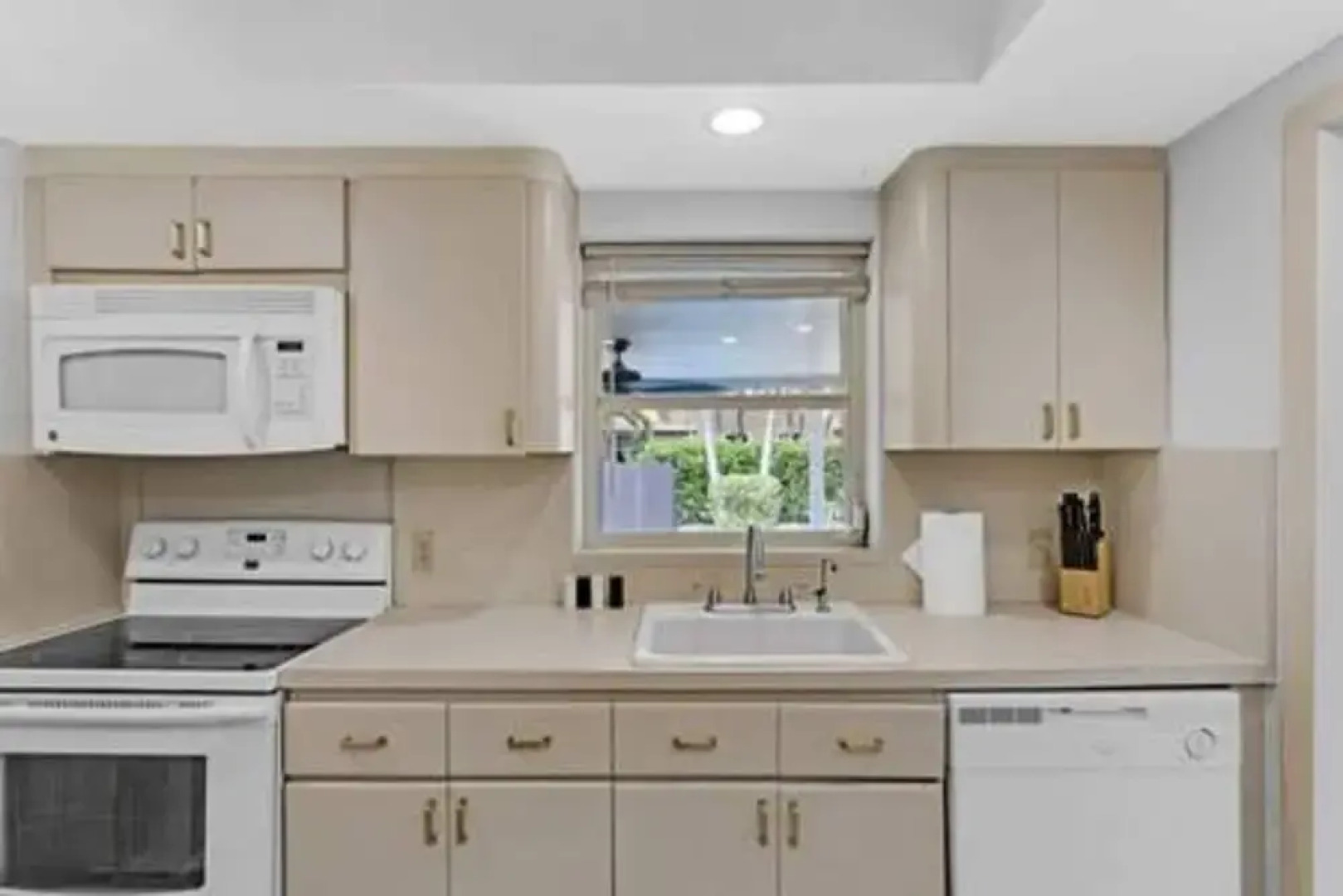 437 NE 107th Pool Hot Tub Patio 5 Bedrooms 3 Baths Parking