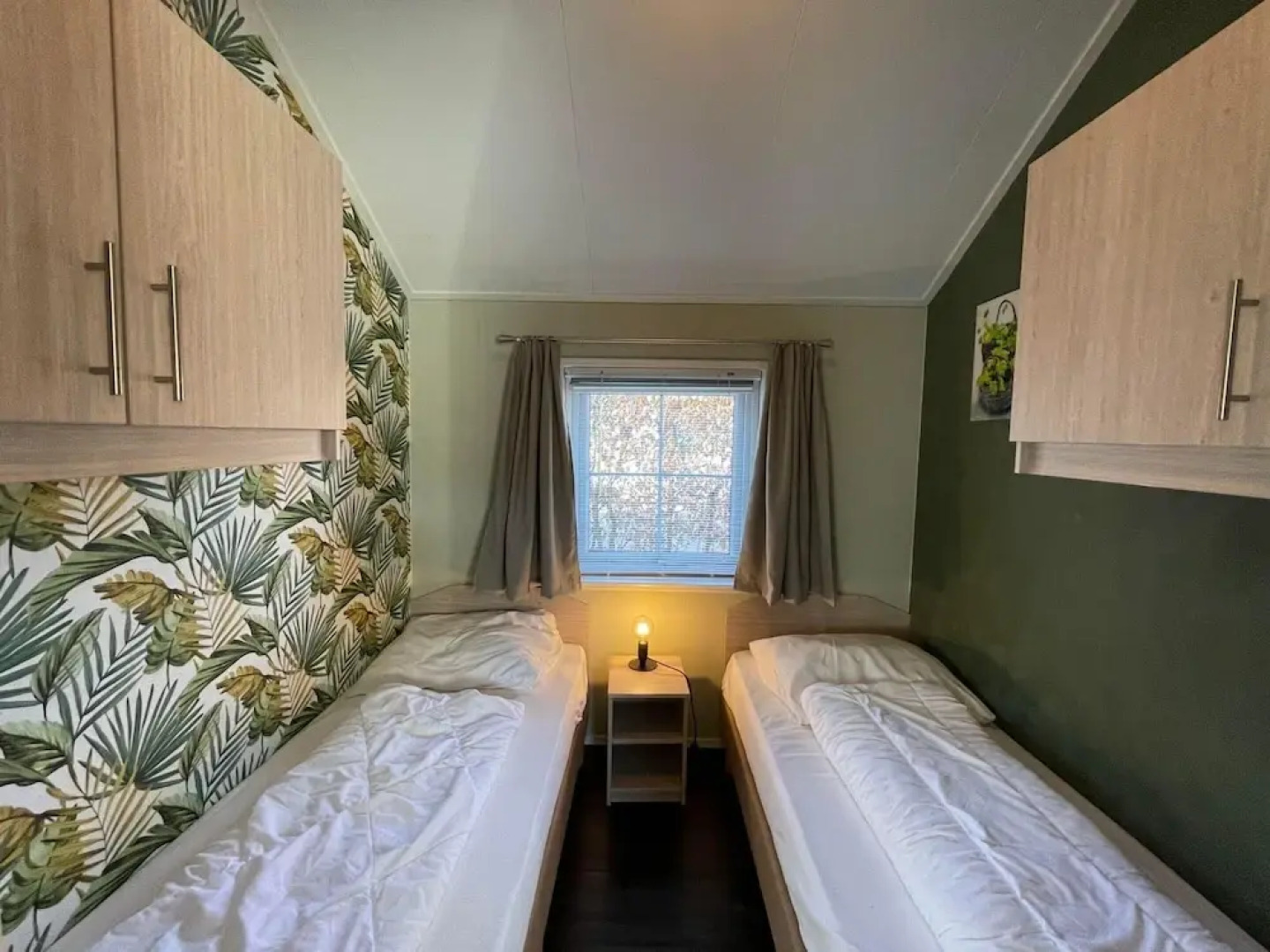 Tranquil Lakeside Stay for 4 Guests