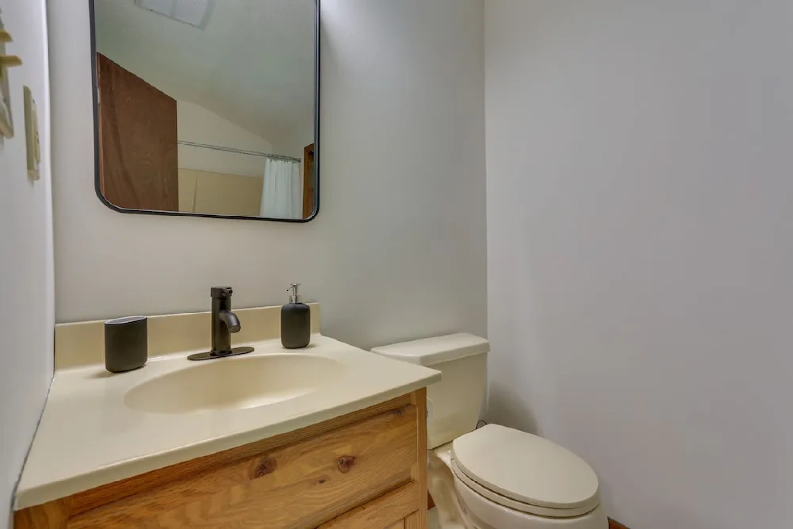 Screened Porch & Grill: Lake Ariel Vacation Rental