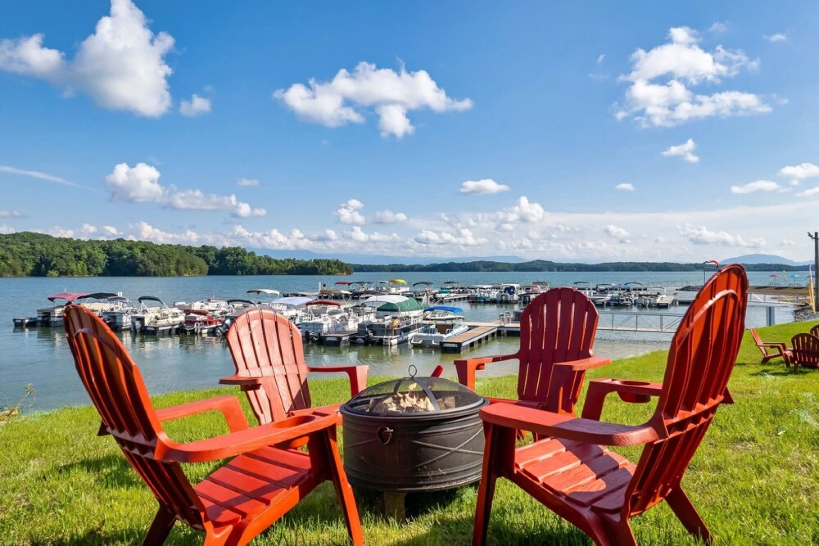 Luxury Lakehouse 4 Bedroom Home by Redawning