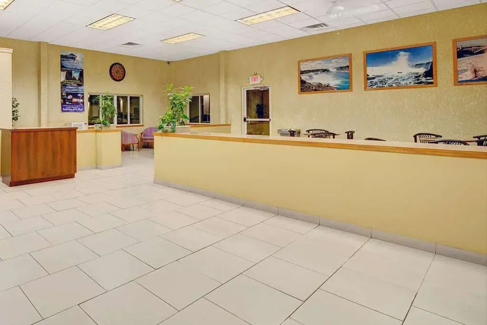 Days Inn & Suites By Wyndham Niagara Falls/Buffalo