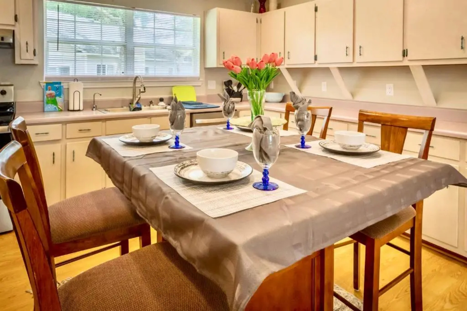 Life's a Breeze! Updated 3B Home 10 min to Beach!