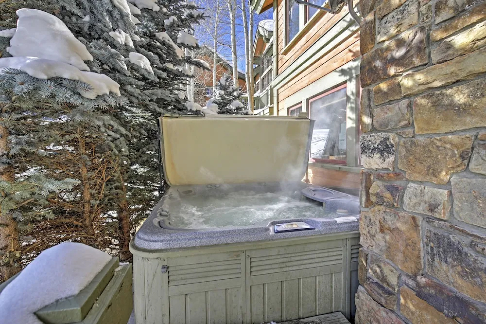 Ski-in/out Townhome w/ Hot Tub by Arrow Bahn Lift!