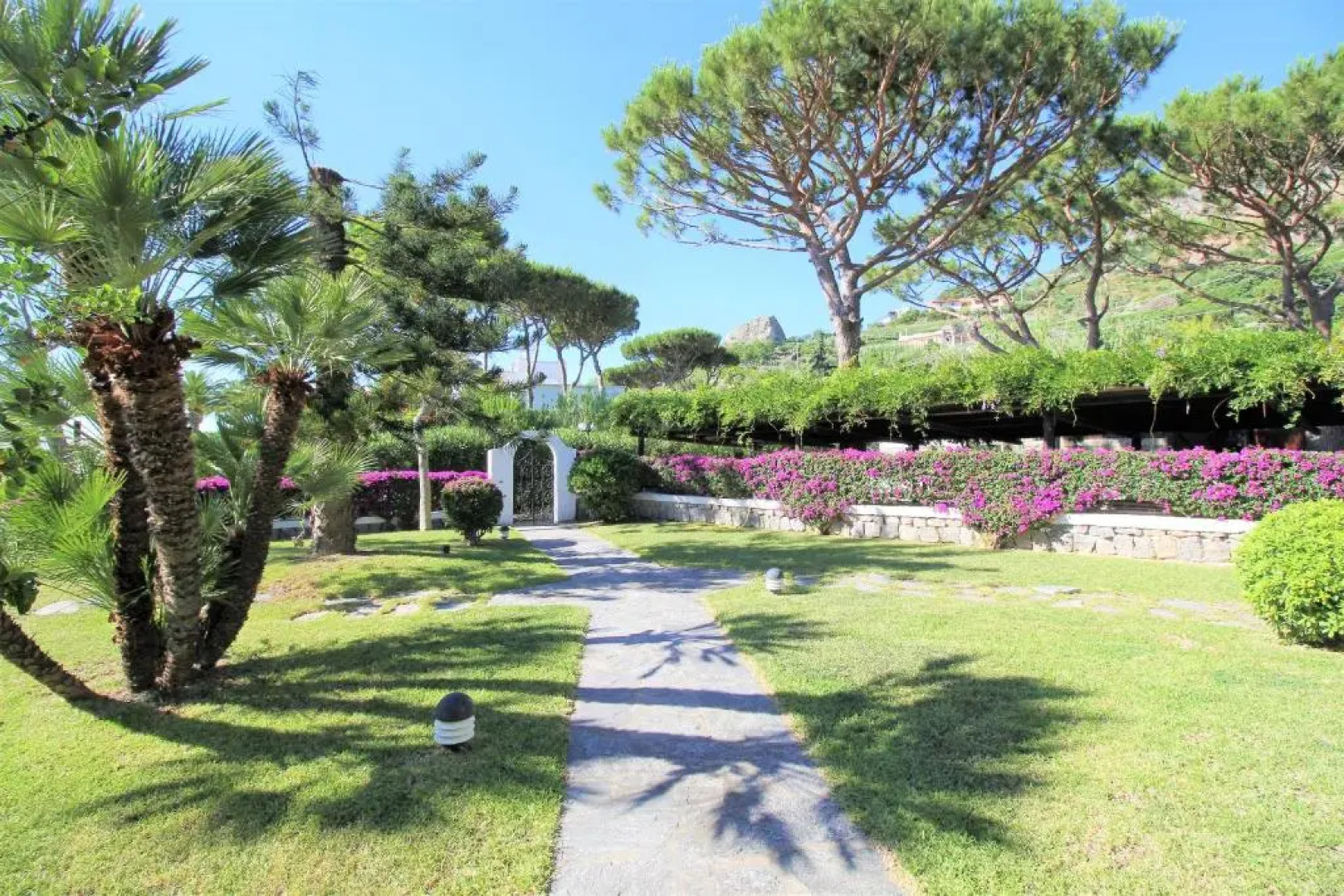 Villetta con Piscina condivisa e Giardino esclusivo di 1000 mq