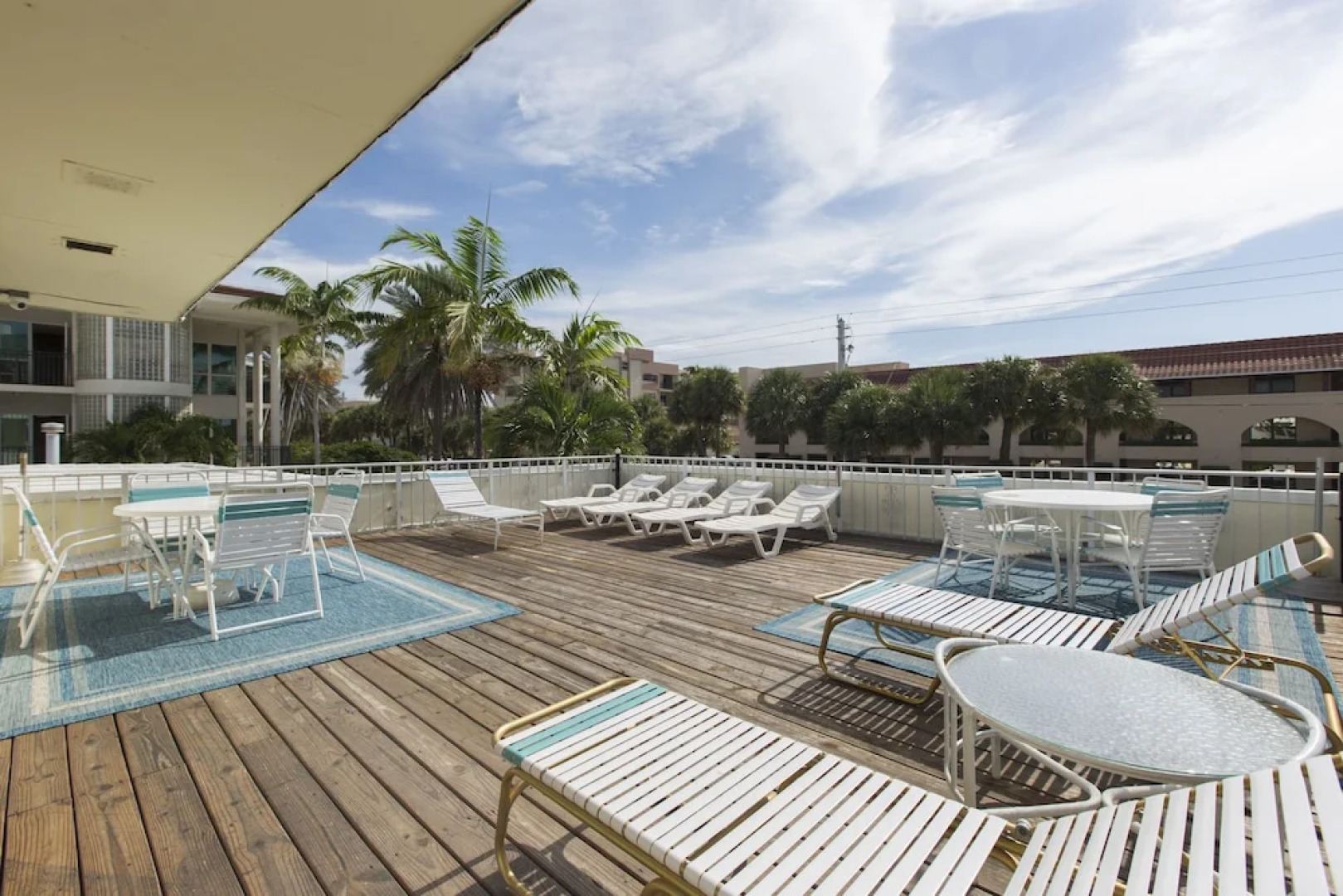 Sunny Shores Inn & Suites